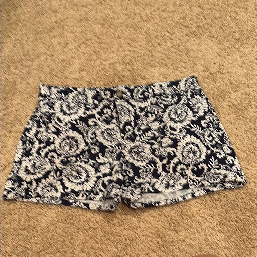 Khakis by GAP girlfriend 4” Shorts